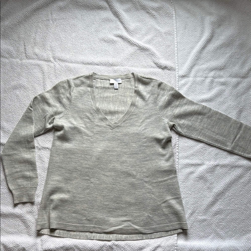 The White Company Women's V-Neck merino wool sweater in light Heather gray